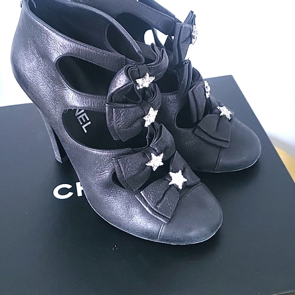 CHANEL Comet Heels - Picture 7 of 9